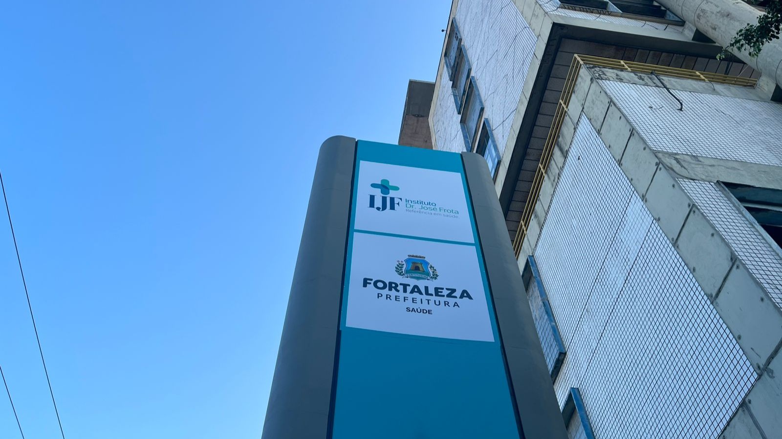 a foto mostra a placa de identificação do IJF